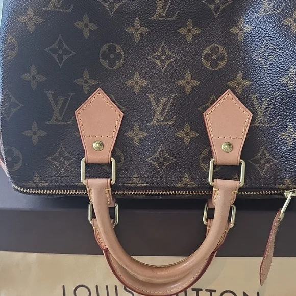 Louis Vuitton Speedy 25 with keys, box & dust bag.  Excellent Condition! - Picture 16 of 16